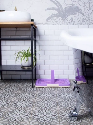 Туалет (ZooOne) P159-06 (48*35*6) со столбиком для собак, фиолетовый фото