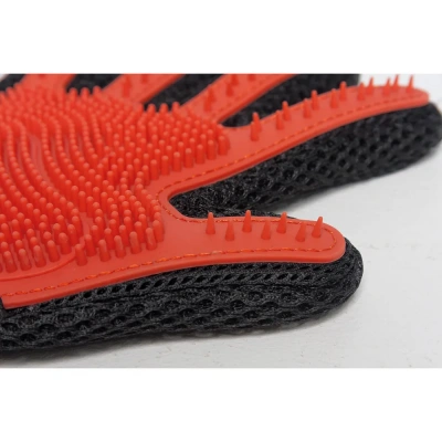 Перчатка (ZooOne) силиконовая с шипами на руку малая, красная фото