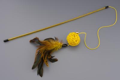 Игрушка-дразнилка WOGY для кошек Шарик d=5см с перьями 15см, микс