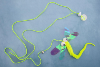 Дразнилка (Wogy) Стрекоза 20х10см с колокольчиком на резинке l=140см, для кошек Дразнилка (Wogy) Стрекоза 20х10см с колокольчиком на резинке l=140см, для кошек